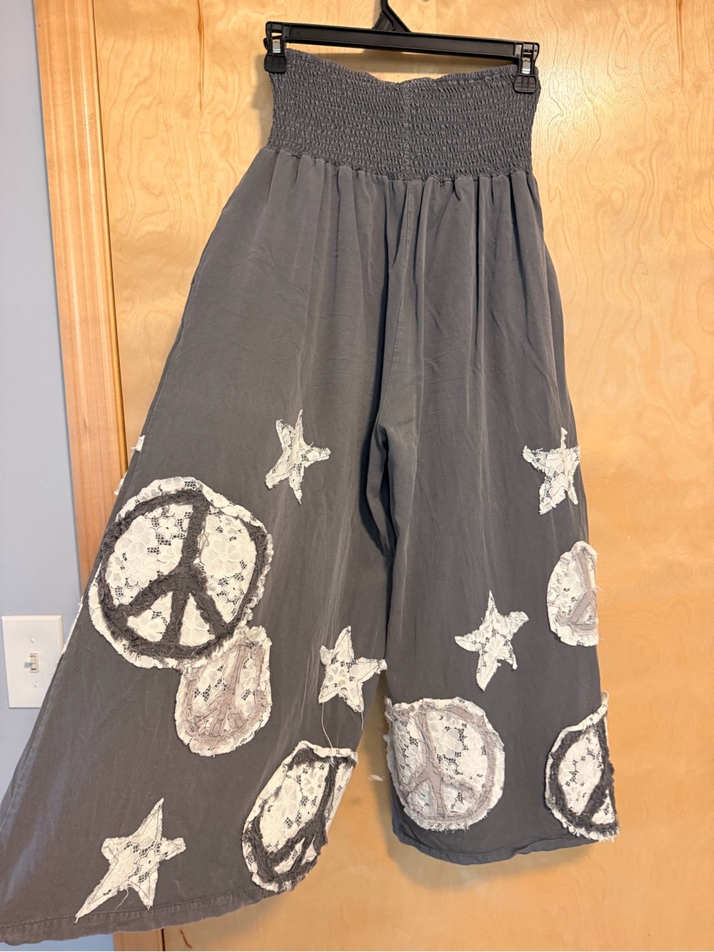 Bohemian Wide-Leg Cropped Pants w/ Peace Signs ☮️ Stars ⭐️ Charcoal - sz small - Picture 3 of 9